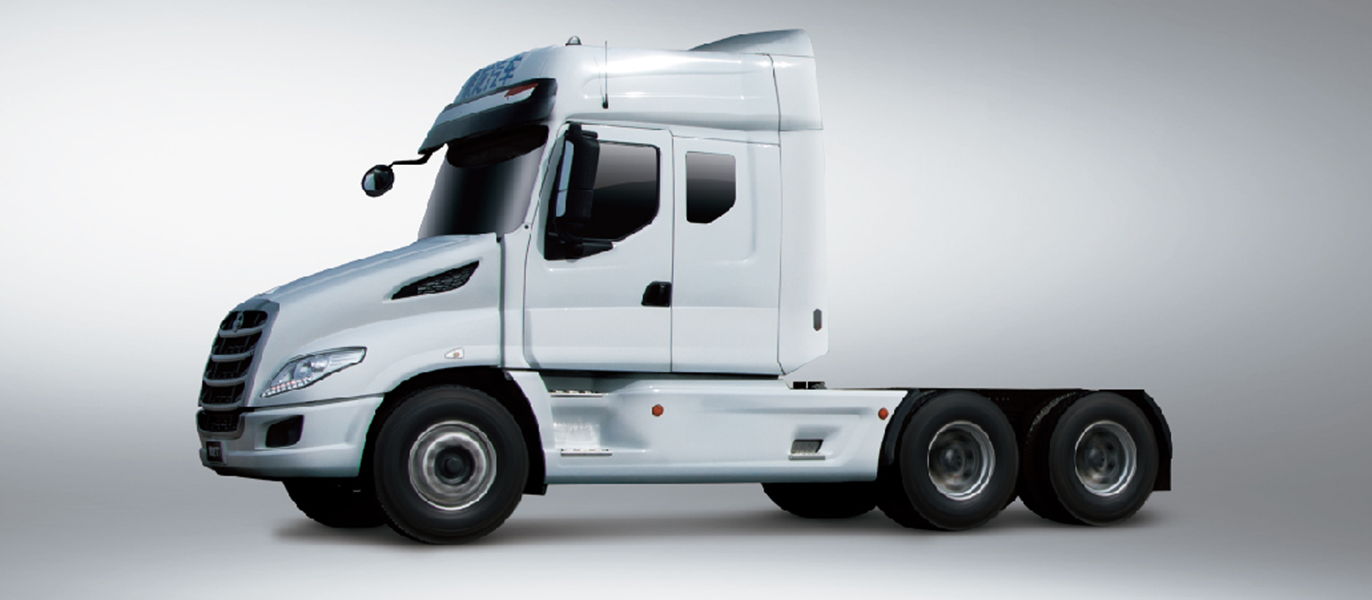 T7牽引車 美式長頭造型：長頭造型設(shè)計，對駕駛員形成天然保護，同時降低駕駛室重心與側(cè)翻風(fēng)險
